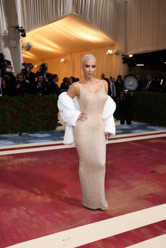 ¿Cómo disimulo Kim Kardashian el problema con su vestido en la Gala Met 2022?