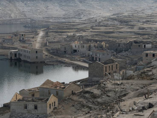 El antiguo pueblo sumergido de Aceredo, vuelve a asomar tras la sequía y atrae a miles de turistas