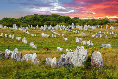 Los alineamientos de Carnac: el enigma de piedra que conquista a la Unesco