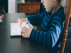 Cuando la pantalla empieza a ocupar demasiado: cómo ayudar a niños y adolescentes a recuperar el equilibrio digital
