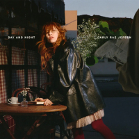Carly Rae Jepsen vive entre dos mundos en “Day and Night”, su álbum más ambicioso