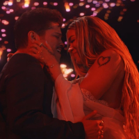 Bruno Mars invita a Karol G a bailar en “Dance With Me”: una serenata de película que vuelve a reunirlos