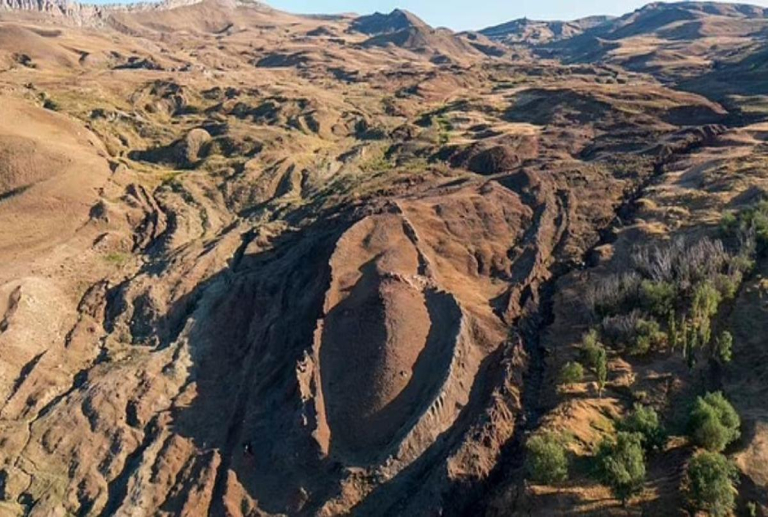 ¿El Arca de Noé bajo tierra? La ciencia vuelve a mirar el enigma de Durupınar