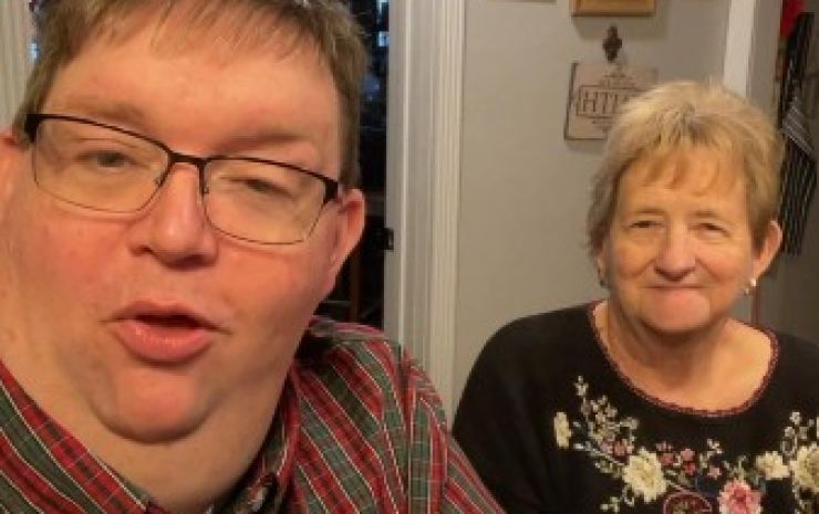 La despedida que conmueve a miles de seguidores de John Davis y su entrañable historia junto a su madre