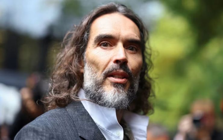 Russell Brand afronta en Londres un juicio por delitos sexuales: siete cargos, seis denunciantes y un proceso bajo la mirada internacional