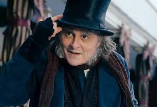 Johnny Depp vuelve irreconocible: “Ebenezer” transforma el clásico de Navidad en una inquietante historia de fantasmas
