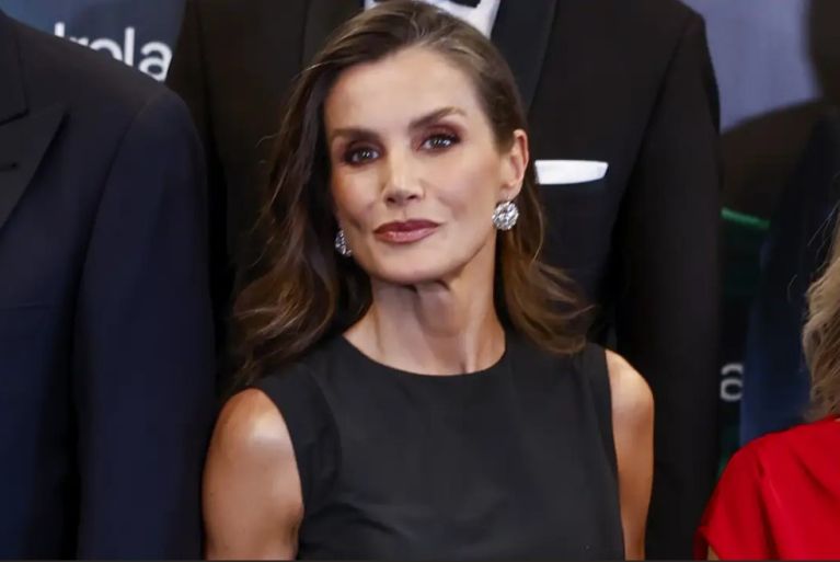 Letizia y el poder del negro: la elegancia silenciosa que conquistó los Premios Mariano de Cavia 2026